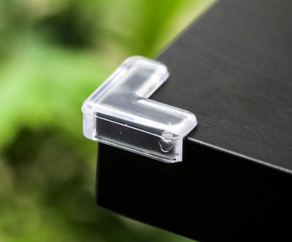 Nakladki zashchitnye Kroshka Ya prozrachnye na ugly mebeli 2